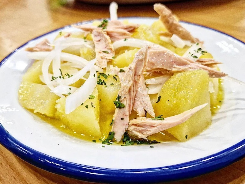Plato de papas aliñadas tradicionales