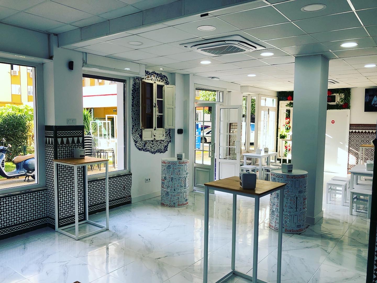 Interior del salón del restaurante acogedor