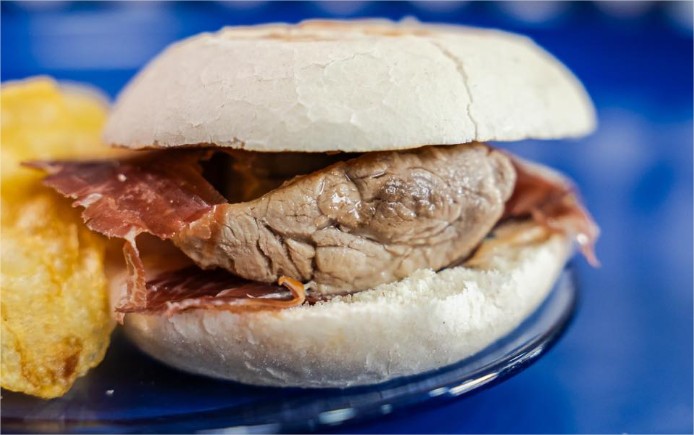 Montadito de lomo con jamón ibérico