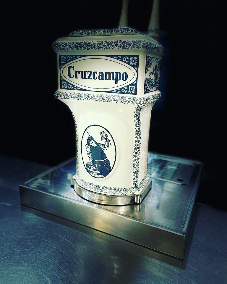 Tirador de cerveza fría en la barra de Ratitos de Triana