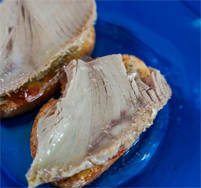 Tosta de atún fresco